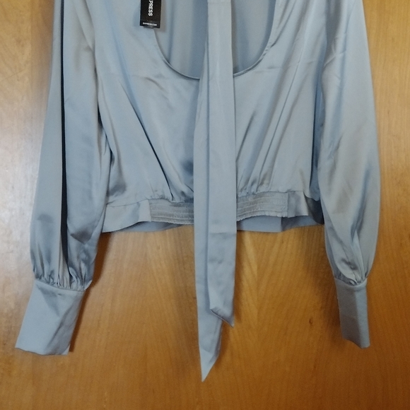 Express light sage green blouse with peephole back! - Picture 4 of 12